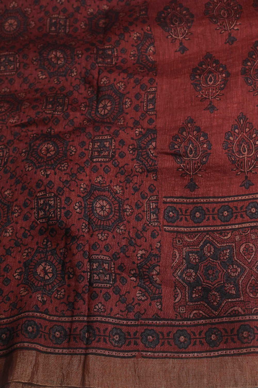Motifs on Maroon Ajrak Linen saree - Image 4