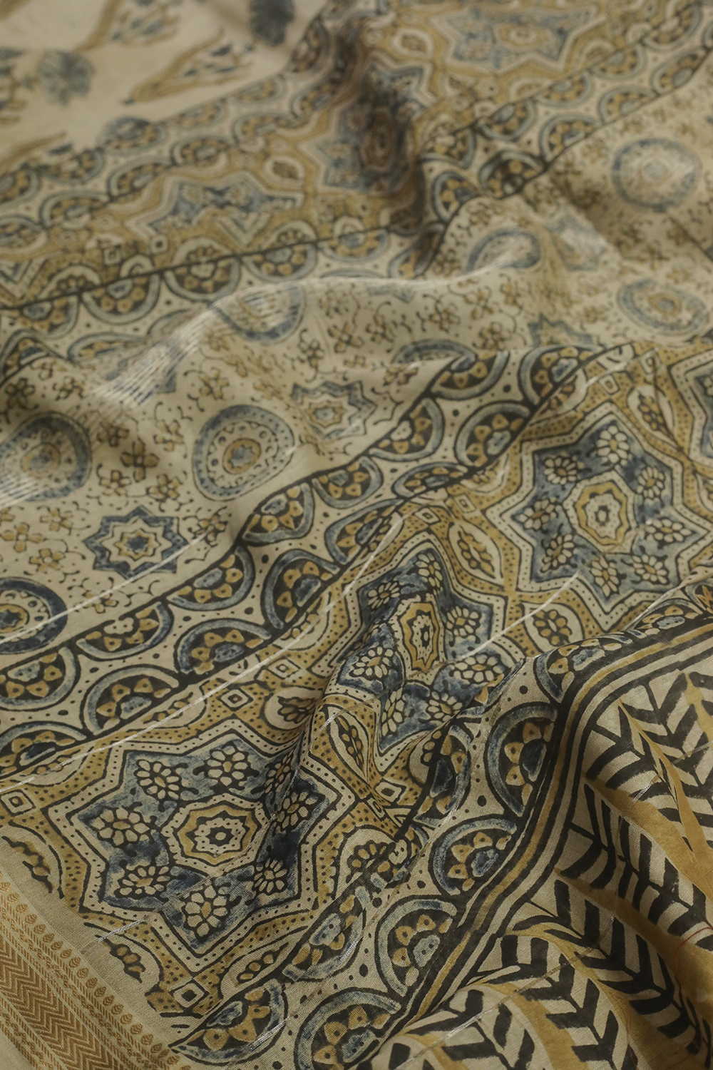 Indigo Floral on Cream Ajrak Maheshwari Saree - Image 3