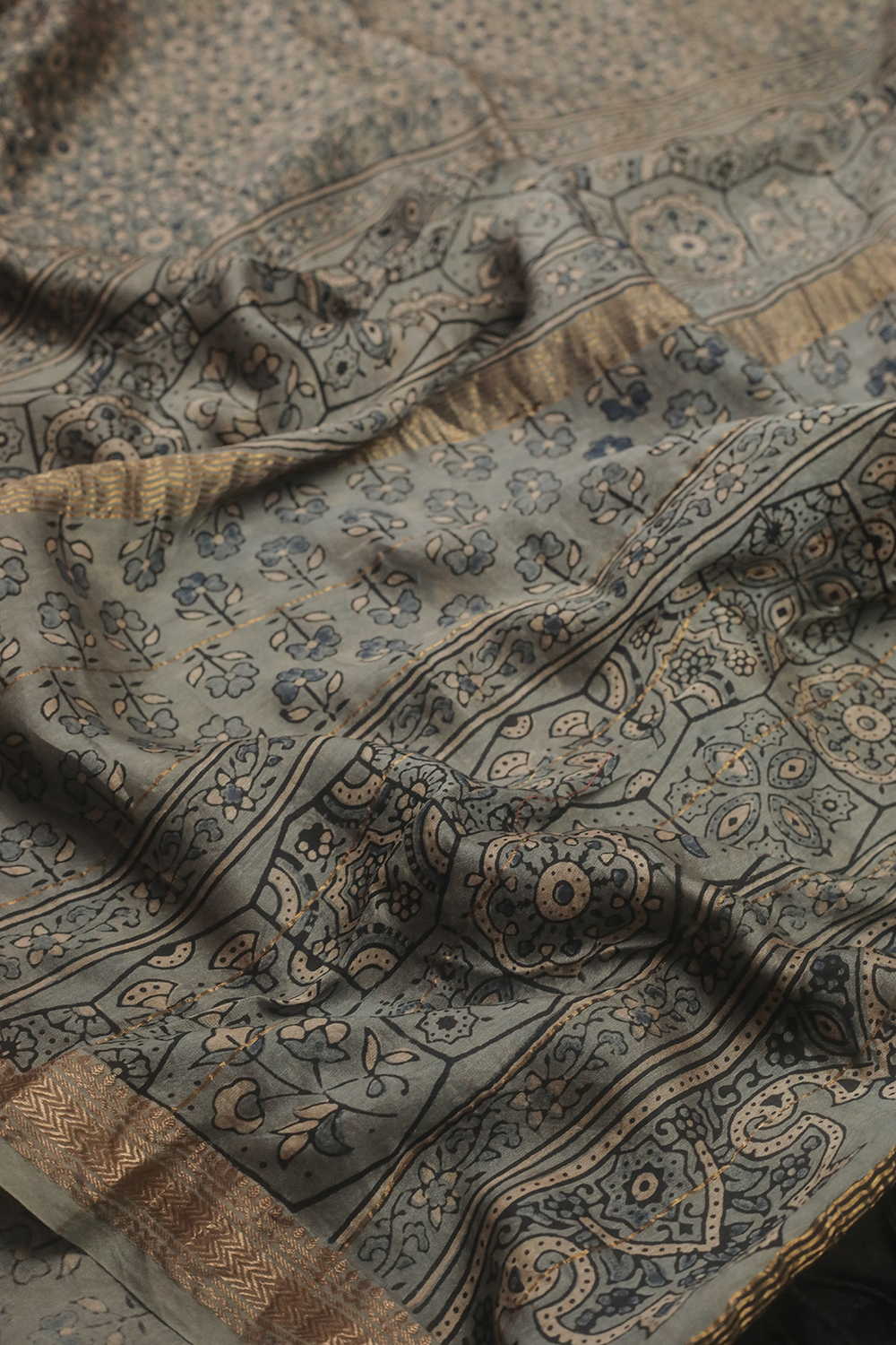 Grey Patterned Ajrak Maheshwari Saree - Image 3