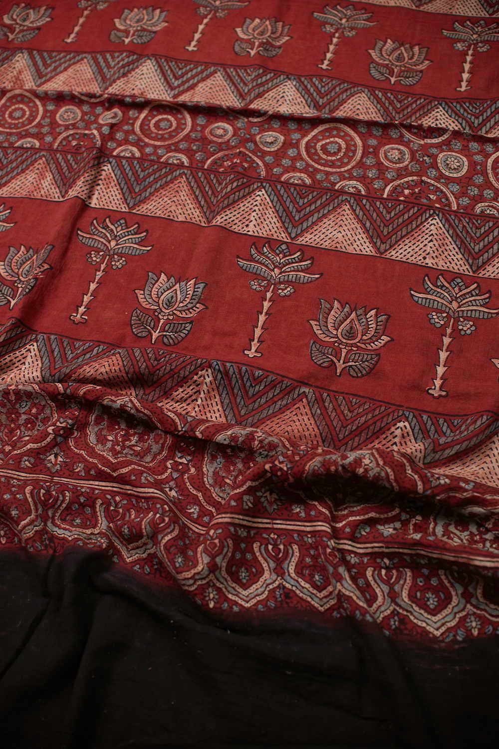 Flower Motifs on Maroon Ajrak Mul Cotton saree - Image 3
