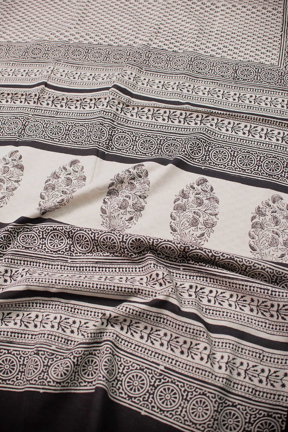 Small Motifs on Cream Bagru Mul Cotton saree - Image 3