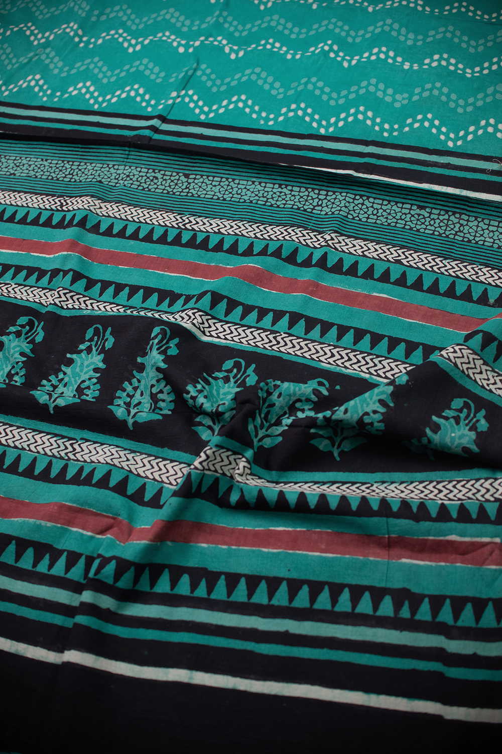 Dotted Chevron Dabu Mul Cotton saree - Image 3