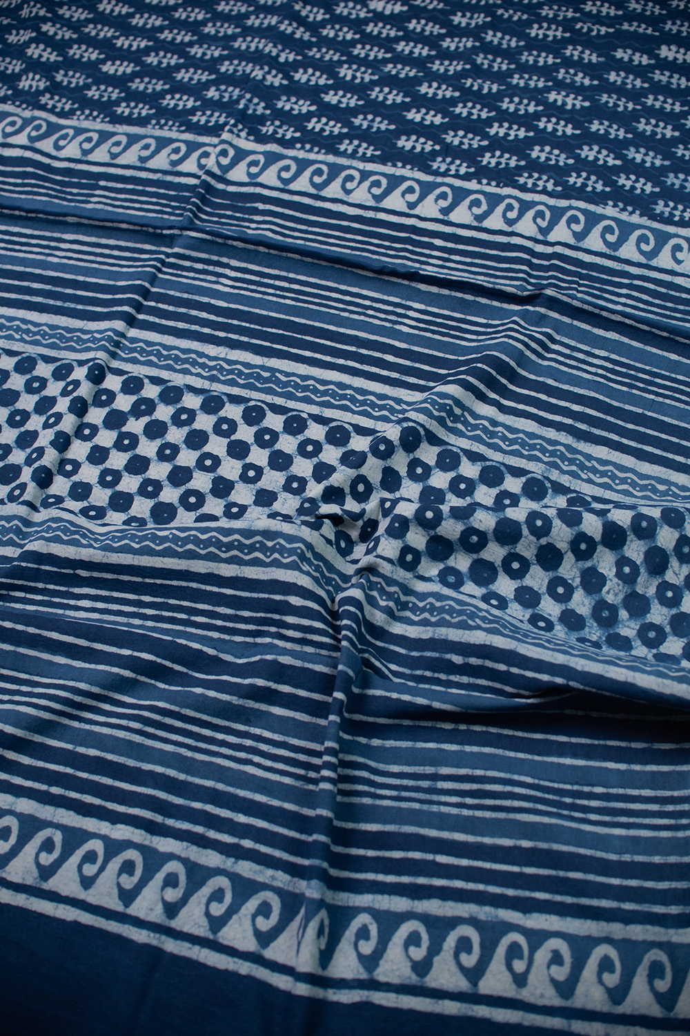 Motifs on Indigo Dabu Mul Cotton saree - Image 3