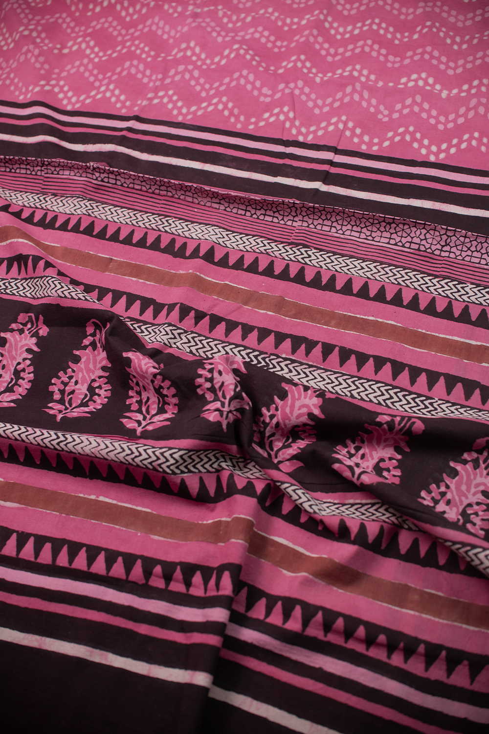 Pink with Dotted Chevron Dabu Mul Cotton saree - Image 3
