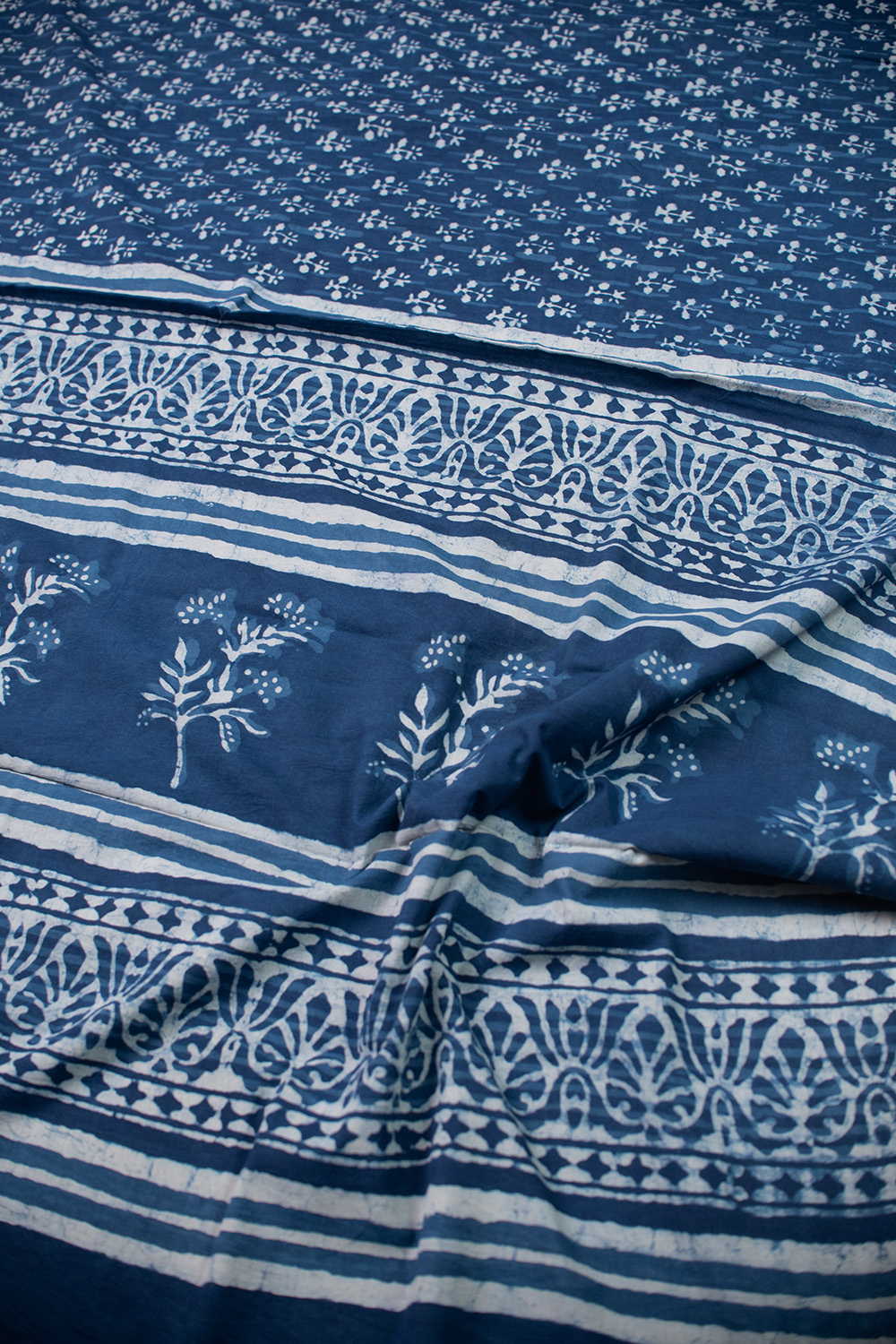 Floral Motifs on Indigo Dabu Mul Cotton saree - Image 3