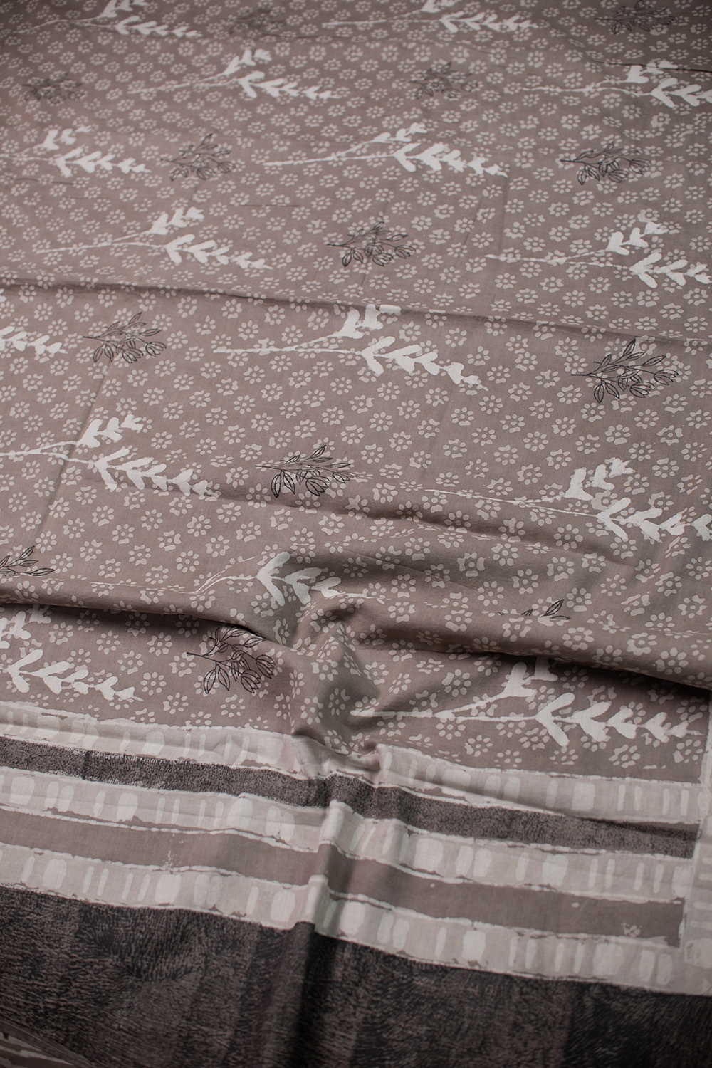 Motifs on Grey Dabu Mul Cotton saree - Image 3
