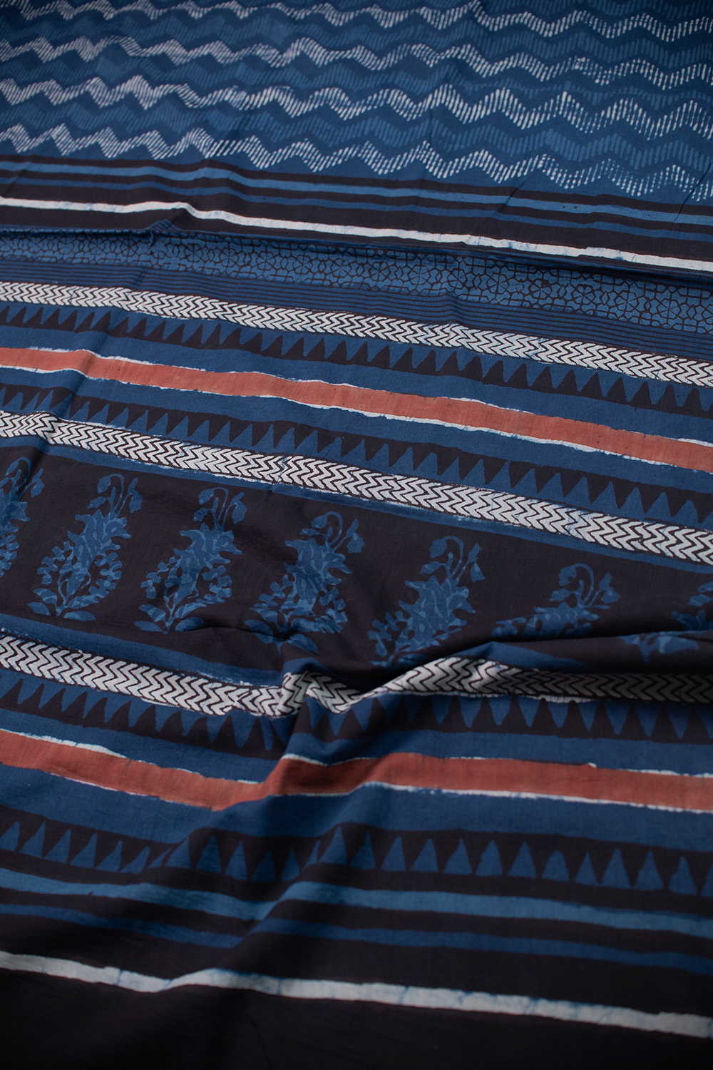 Indigo with Chevron Pattern Dabu Mul Cotton saree - Image 3