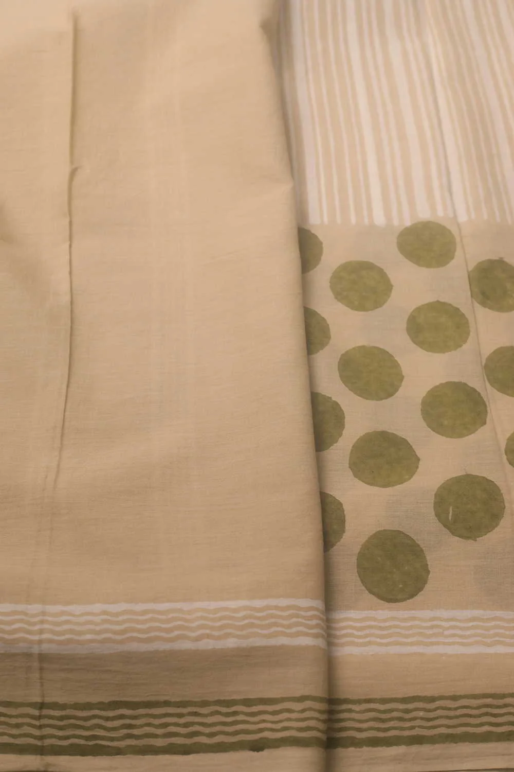Green Polka on Beige Block Printed Mul Cotton saree - Image 4