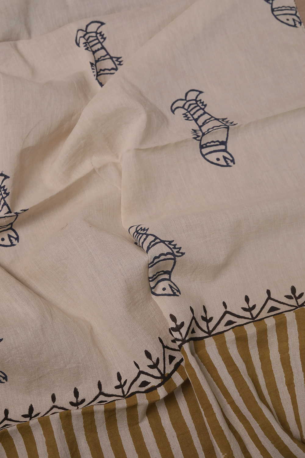 Fish Motifs Block Printed Mul Cotton Stole - Image 3