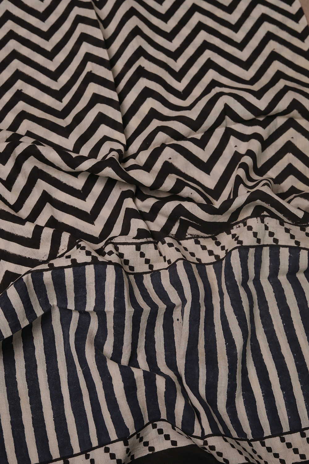 Chevron Design Block Printed Mul Cotton Stole - Image 3
