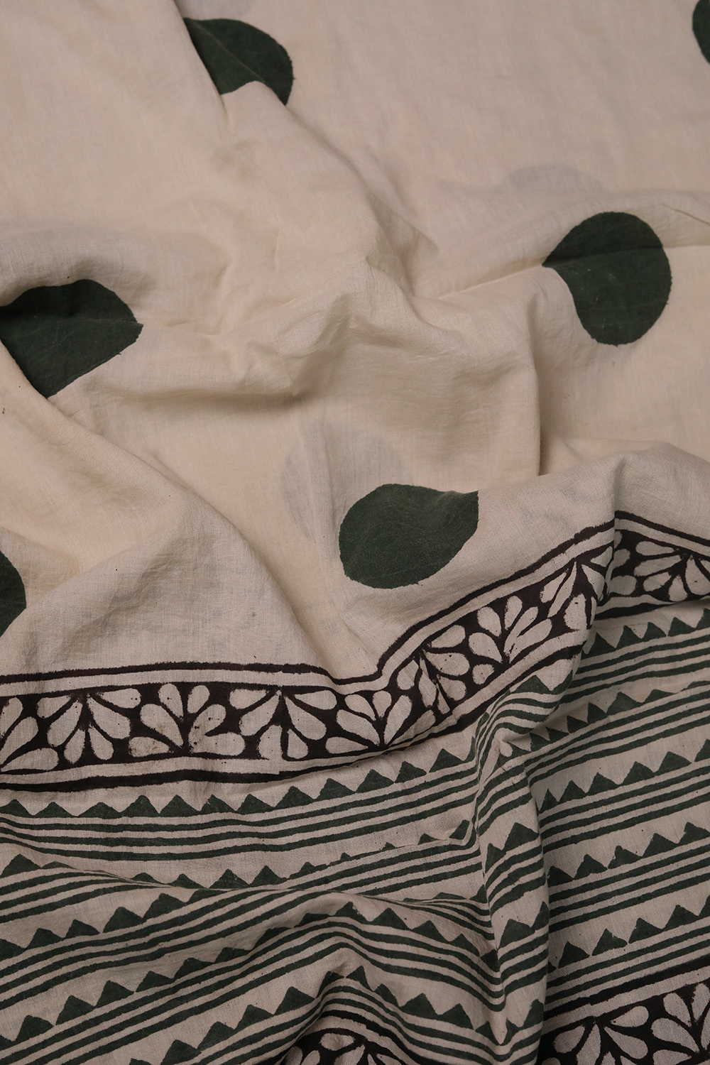 Green Circle Block Printed Mul Cotton Stole - Image 3