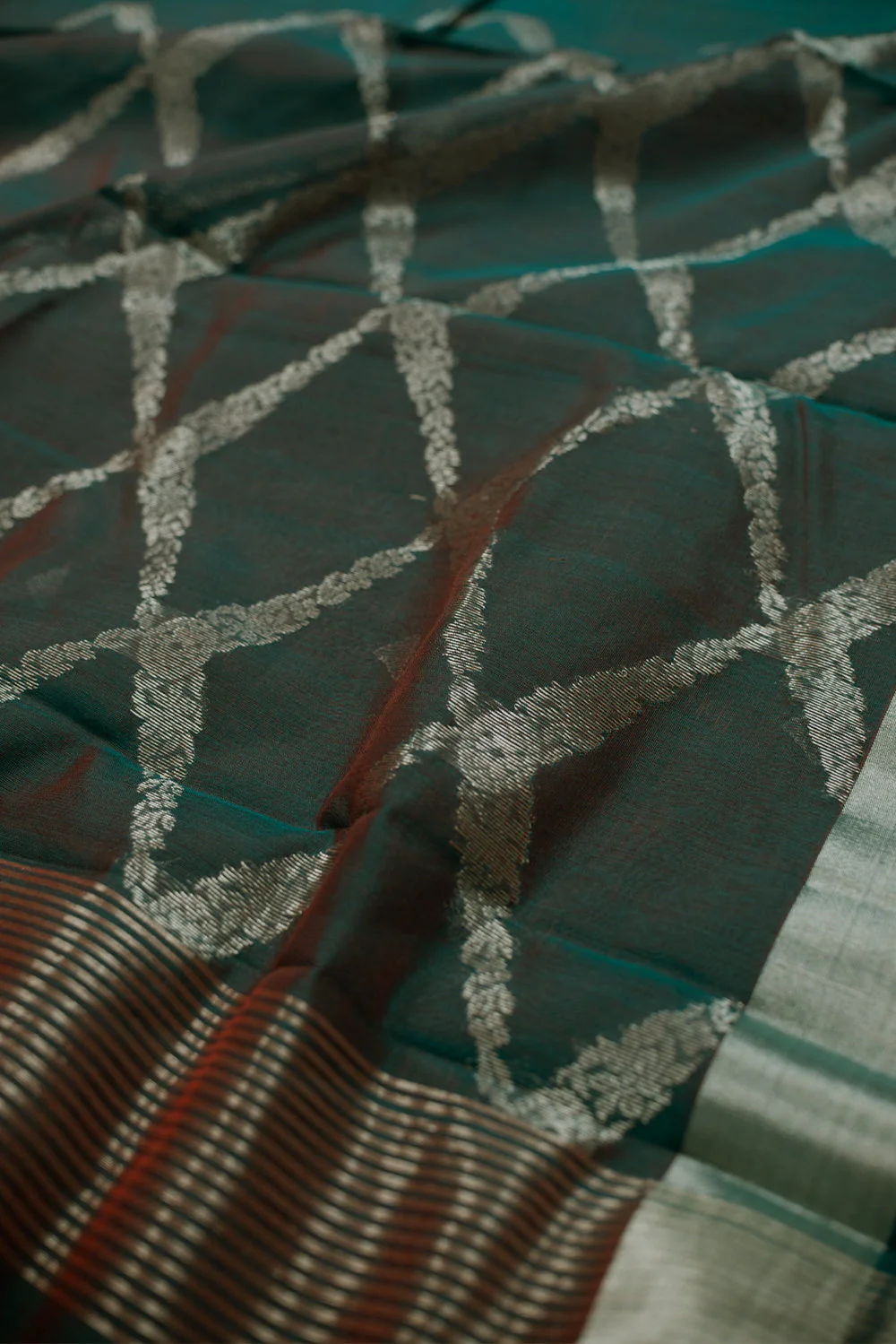 Dual Shaded Green Handwoven Chanderi Silk Cotton Saree with Modal Silk Blouse - Image 4