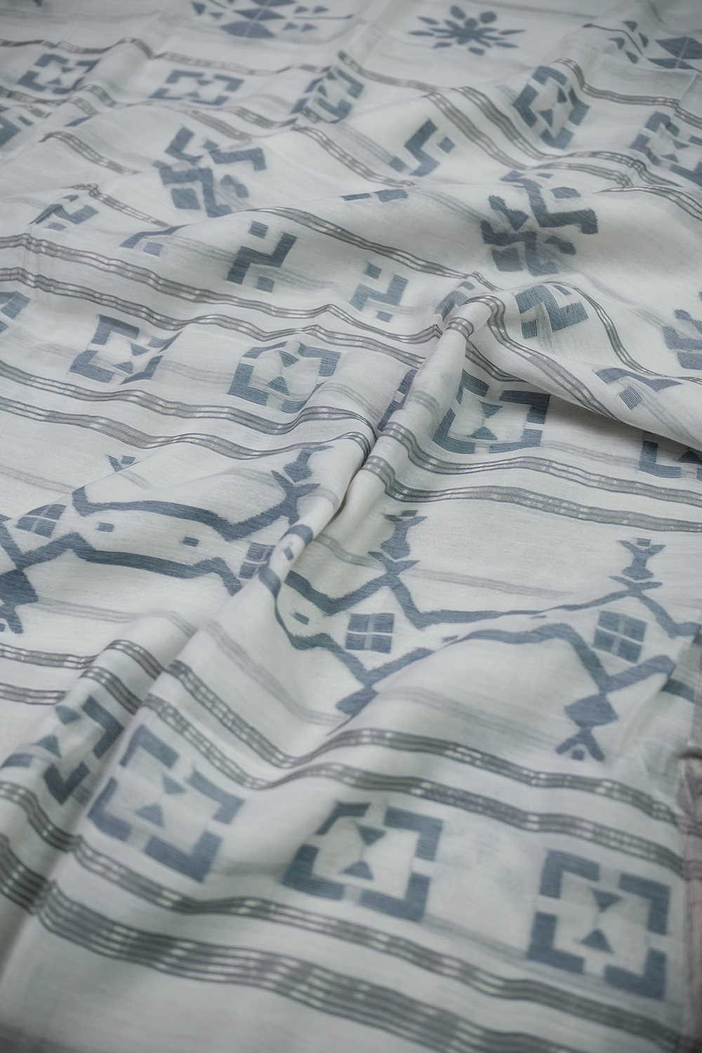 Grey Pattern on Cream Jamdani Muslin Silk saree - Image 3